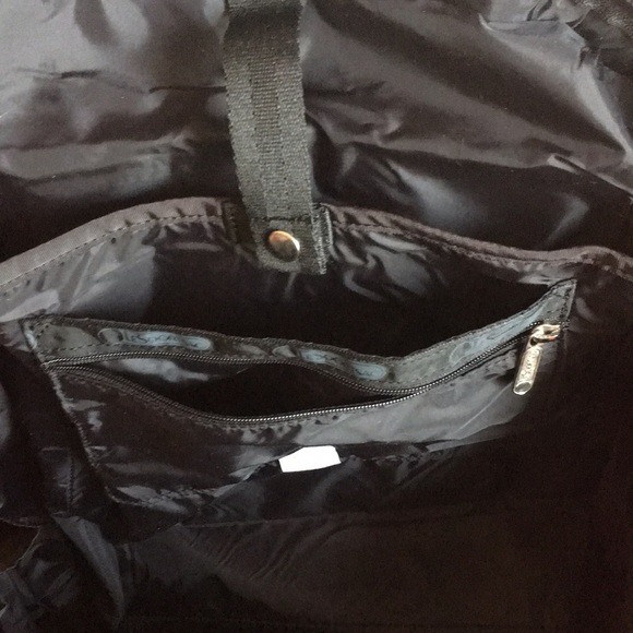 Lesportsac convertible backpack to carry - Picture 8 of 9